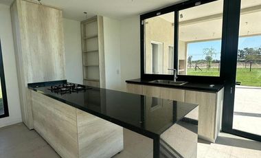 Casa en venta - 3 Dormitorios 2 Baños - Canning