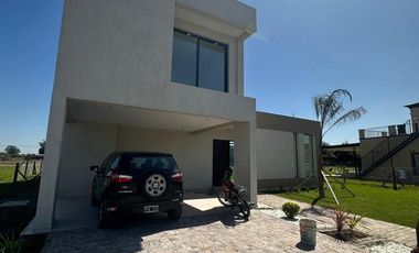 Casa en venta - 3 Dormitorios 2 Baños - Canning