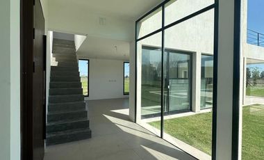 Casa en venta - 3 Dormitorios 2 Baños - Canning