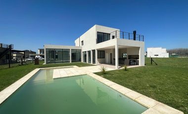 Casa en venta - 3 Dormitorios 2 Baños - Canning