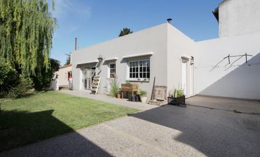 CASA 5 AMBIENTES CON FONDO Y PILETA