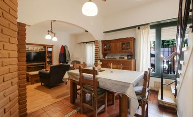 CASA 5 AMBIENTES CON FONDO Y PILETA