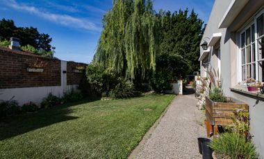 CASA 5 AMBIENTES CON FONDO Y PILETA