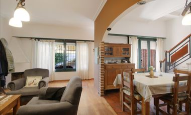 CASA 5 AMBIENTES CON FONDO Y PILETA