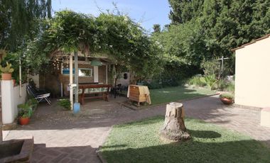 CASA 5 AMBIENTES CON FONDO Y PILETA