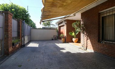 CASA 5 AMBIENTES CON FONDO Y PILETA