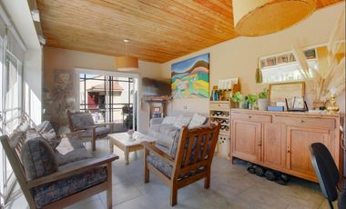 CASA 5 AMBIENTES CON FONDO Y PILETA