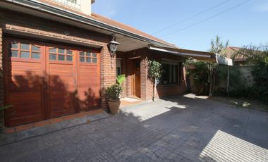 CASA 5 AMBIENTES CON FONDO Y PILETA