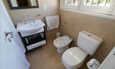 CASA 5 AMBIENTES CON FONDO Y PILETA