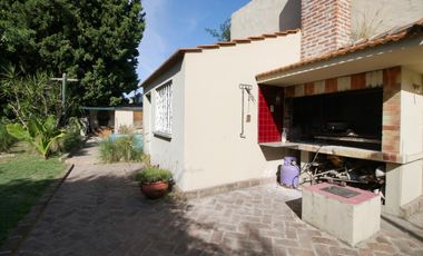 CASA 5 AMBIENTES CON FONDO Y PILETA