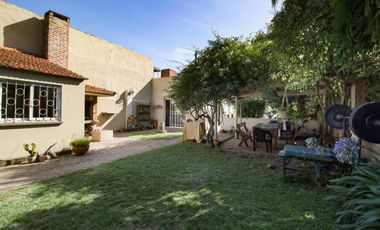 CASA 5 AMBIENTES CON FONDO Y PILETA