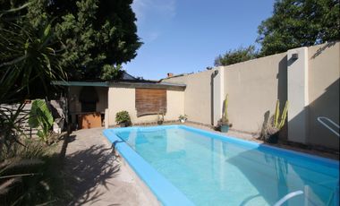 CASA 5 AMBIENTES CON FONDO Y PILETA