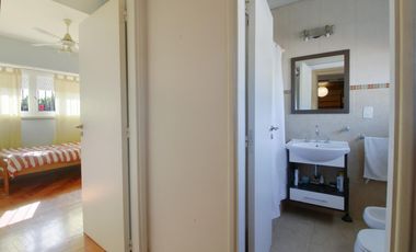 CASA 5 AMBIENTES CON FONDO Y PILETA