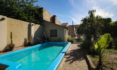 CASA 5 AMBIENTES CON FONDO Y PILETA