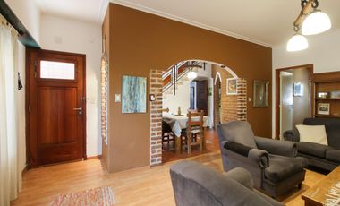 CASA 5 AMBIENTES CON FONDO Y PILETA