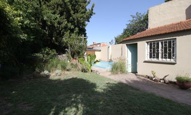 CASA 5 AMBIENTES CON FONDO Y PILETA