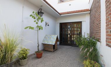 CASA 5 AMBIENTES CON FONDO Y PILETA