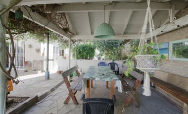 CASA 5 AMBIENTES CON FONDO Y PILETA