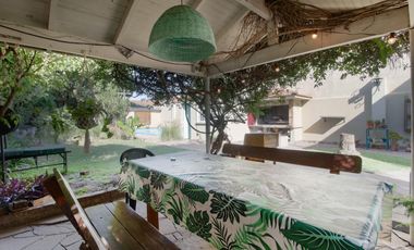 CASA 5 AMBIENTES CON FONDO Y PILETA