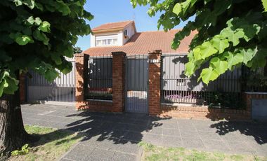 CASA 5 AMBIENTES CON FONDO Y PILETA