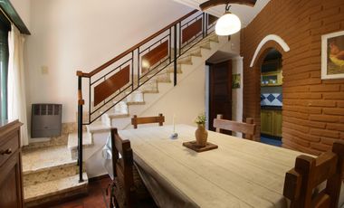 CASA 5 AMBIENTES CON FONDO Y PILETA