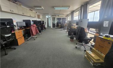 Amplia oficina metro Santa Ana