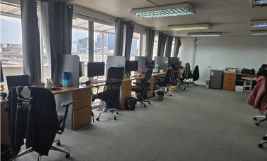 Amplia oficina metro Santa Ana