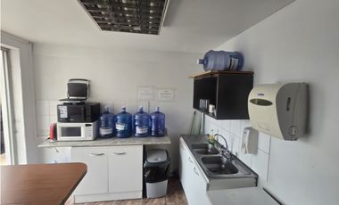 Amplia oficina metro Santa Ana