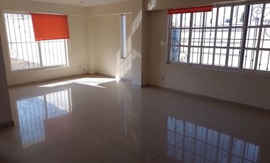 Casa sola en renta de un piso, amplio Jardin, caben  6  autos, Ideal para Adultos Mayores, Oficinas o Clinica.