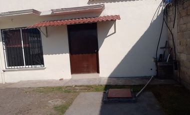 Casa sola en renta de un piso, amplio Jardin, caben  6  autos, Ideal para Adultos Mayores, Oficinas o Clinica.