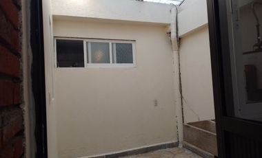 Casa sola en renta de un piso, amplio Jardin, caben  6  autos, Ideal para Adultos Mayores, Oficinas o Clinica.