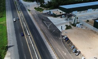 Bodega en parque sobre carretera a cancun