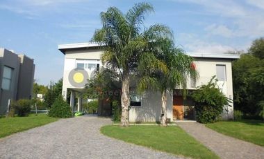 Propiedad en dos plantas con Gran Parque en Fincas de Iraola Dos.