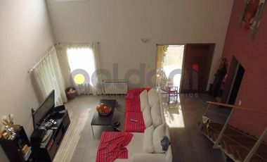 Propiedad en dos plantas con Gran Parque en Fincas de Iraola Dos.