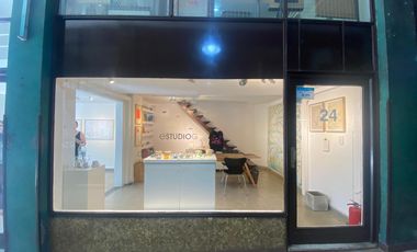 Local comercial en doble altura. Vidriera a la calle