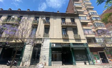 Local comercial en doble altura. Vidriera a la calle