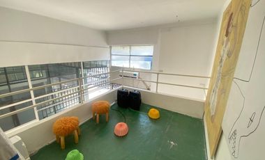 Local comercial en doble altura. Vidriera a la calle