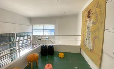 Local comercial en doble altura. Vidriera a la calle