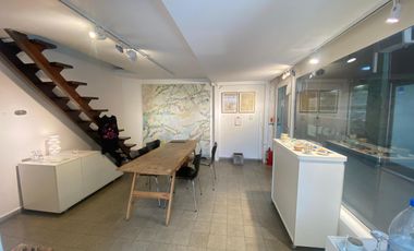 Local comercial en doble altura. Vidriera a la calle
