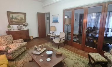 Gran oportunidad en Florida: casa de 4 ambientes con patio, terraza y cochera para refaccionar.