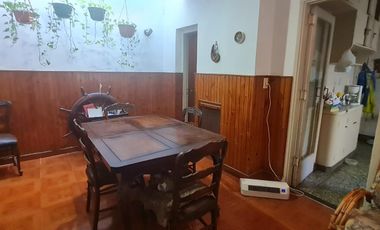 Gran oportunidad en Florida: casa de 4 ambientes con patio, terraza y cochera para refaccionar.