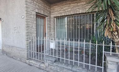 Gran oportunidad en Florida: casa de 4 ambientes con patio, terraza y cochera para refaccionar.