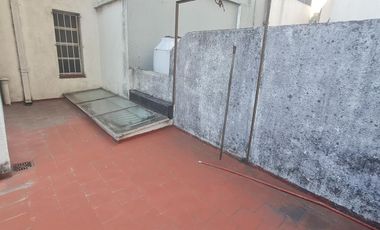 Gran oportunidad en Florida: casa de 4 ambientes con patio, terraza y cochera para refaccionar.