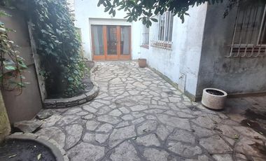 Gran oportunidad en Florida: casa de 4 ambientes con patio, terraza y cochera para refaccionar.