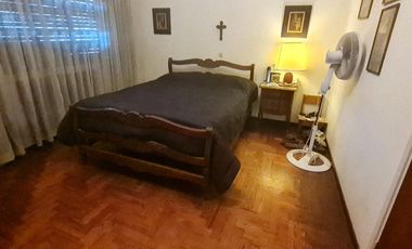 Gran oportunidad en Florida: casa de 4 ambientes con patio, terraza y cochera para refaccionar.