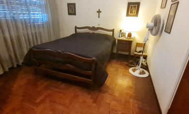 Gran oportunidad en Florida: casa de 4 ambientes con patio, terraza y cochera para refaccionar.