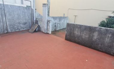 Gran oportunidad en Florida: casa de 4 ambientes con patio, terraza y cochera para refaccionar.