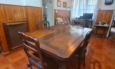 Gran oportunidad en Florida: casa de 4 ambientes con patio, terraza y cochera para refaccionar.