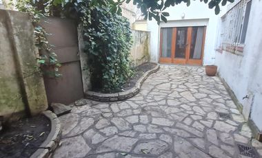 Gran oportunidad en Florida: casa de 4 ambientes con patio, terraza y cochera para refaccionar.