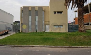 CASA MINIMALISTA SOBRE LOTE EXTERNO DE NUEVO QUILMES